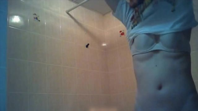 浴室安针孔摄像头偷拍女友的闺蜜洗澡