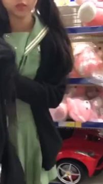 女孩在地铁超市展示她的猫咪，穿着JK的制服
